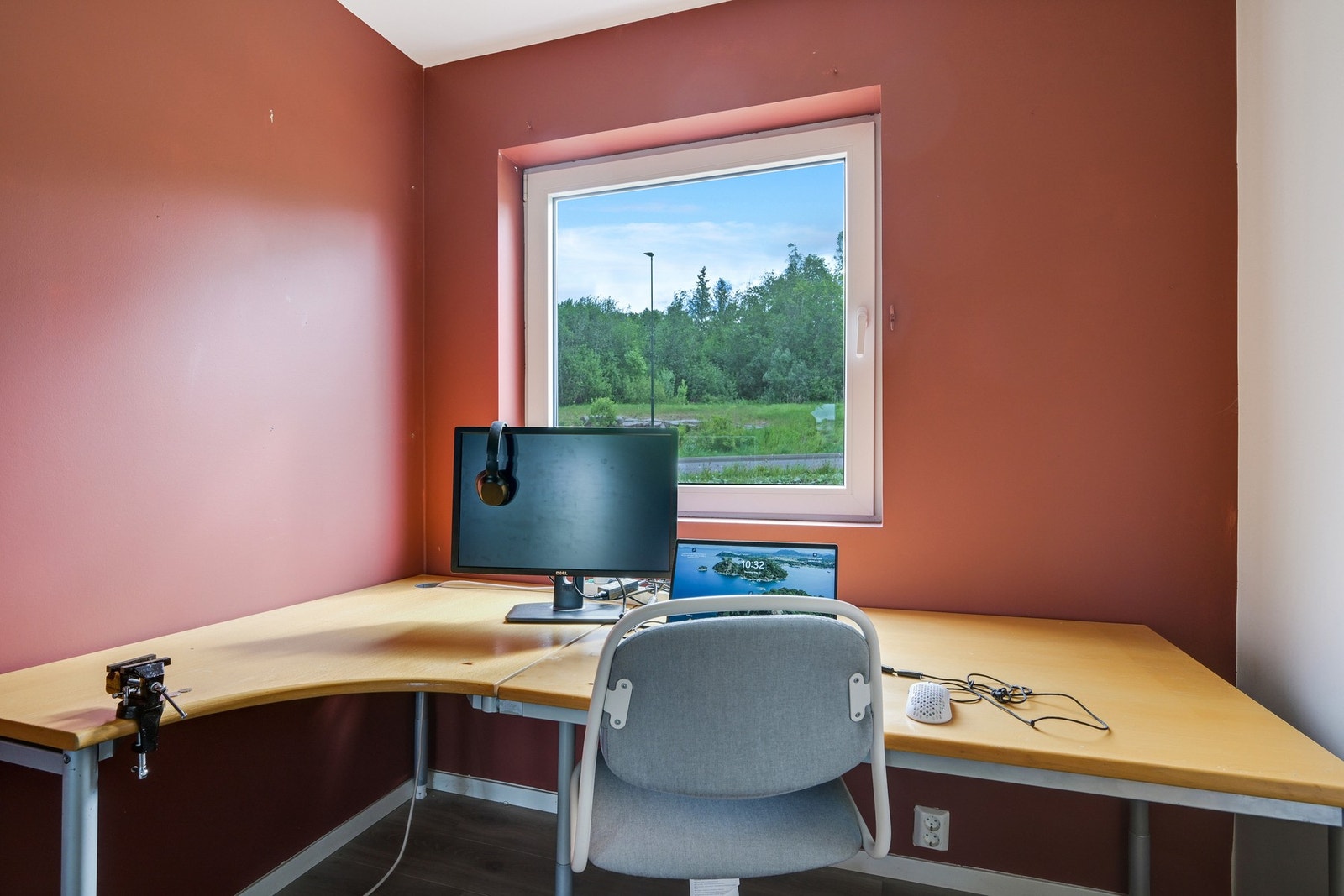 Dette soverommet er perfekt som kontor. Rikelig med sollys bidrar til at dette blir et hyggelig rom å oppholde seg i. Galleribilde