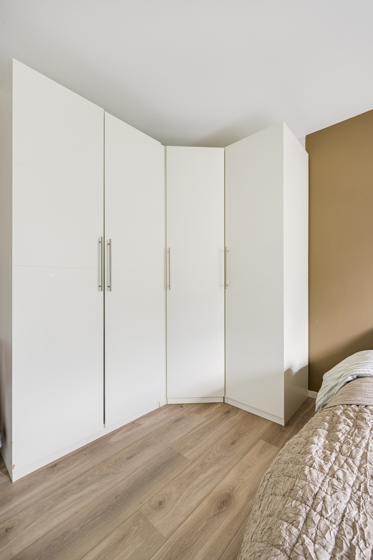 Praktiske garderobeskap sørger for klesoppbevaring på en ryddig måte. Galleribilde