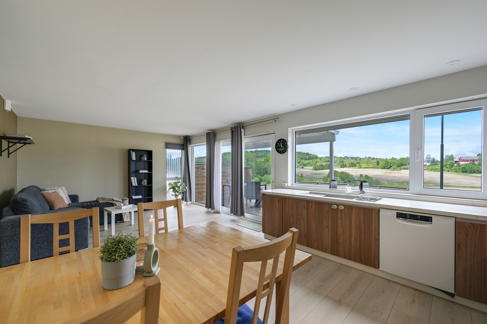 Store vindusflater sørger for et godt belyst rom, og med terrassedør ut til den vestvendte terrassen kan man enkelt trekke ut i frisk luft. På sommeren er det spesielt hyggelig med mye sol på både kjøkken, i stuen og på terrassen. Galleribilde