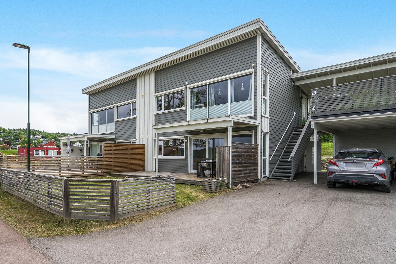 Praktisk parkering i carport med tilhørende sportsbod. Her parkerer man like utenfor døren. Galleribilde