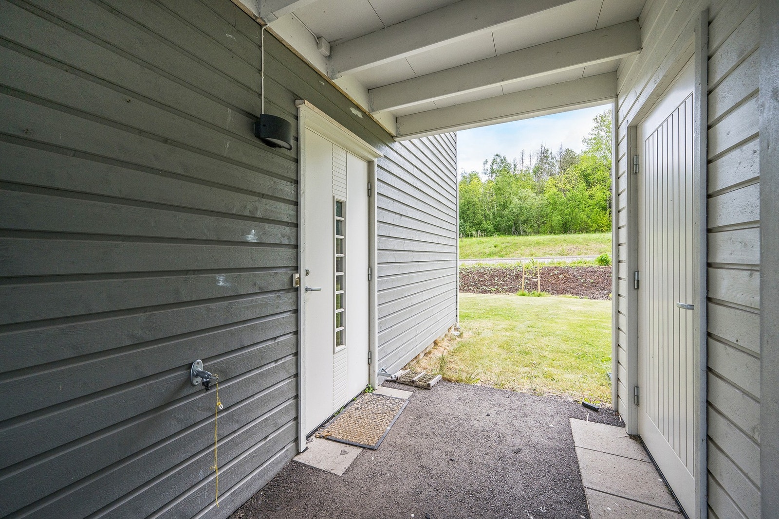 Overbygd inngangsparti ønsker deg velkommen hjem. Her er det også sportsbod og carport rett utenfor inngangsdøren. Galleribilde