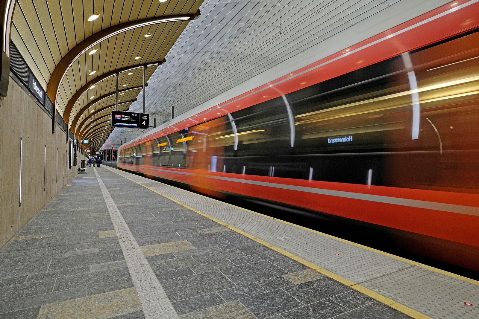 Fra stasjonen er det hyppige avganger mot Skien og Oslo. Med tog tar det ca. 54 min til Oslo, 18 min til Drammen og 17 min til Tønsberg. Galleribilde