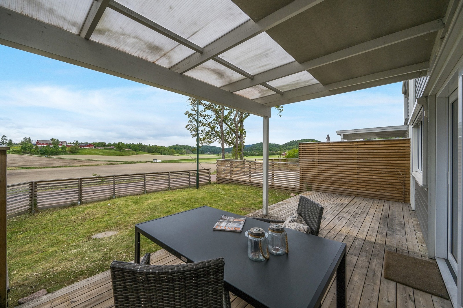 Leiligheten er landlig beliggende med samtidig nærhet til alt. Her har man overbygd terrasse, i tillegg til levegger. Galleribilde