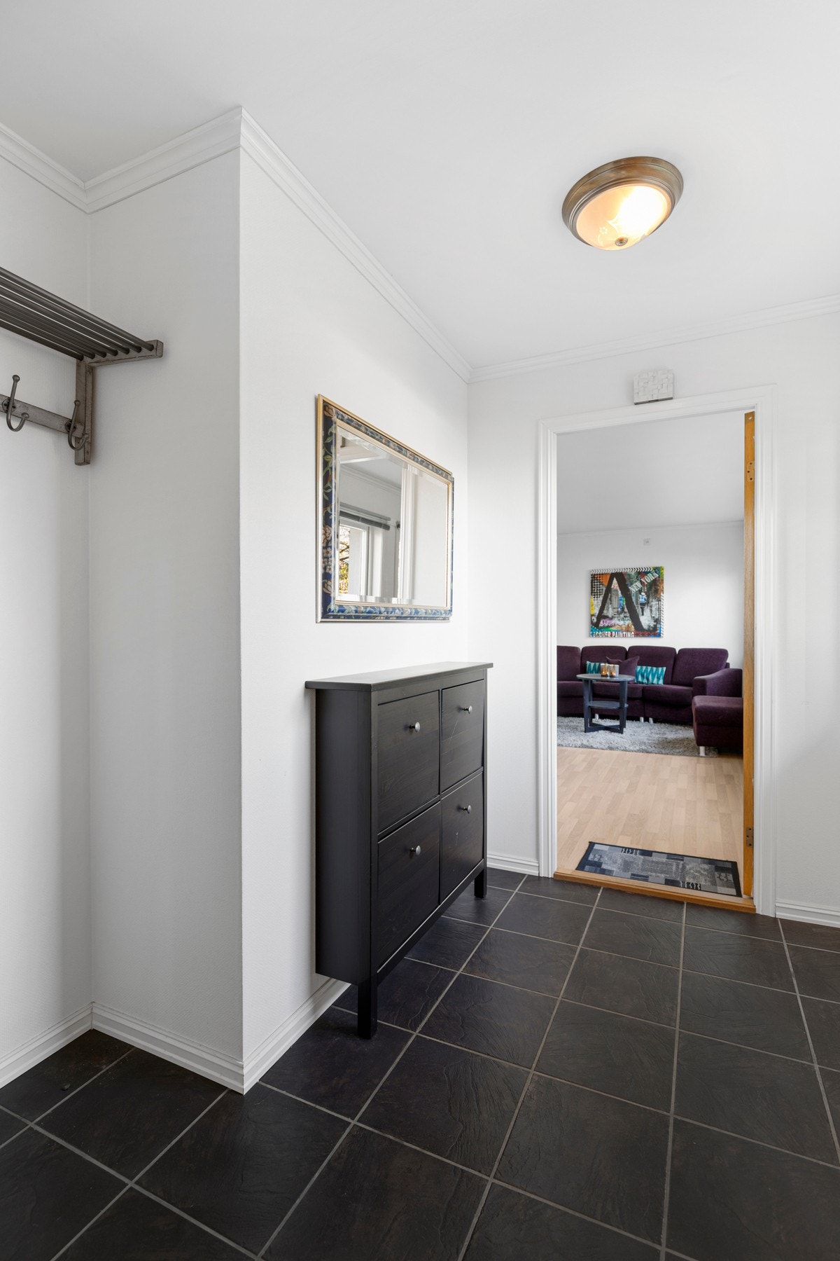 Deler av etasjen er innredet med utleieleilighet. Galleribilde