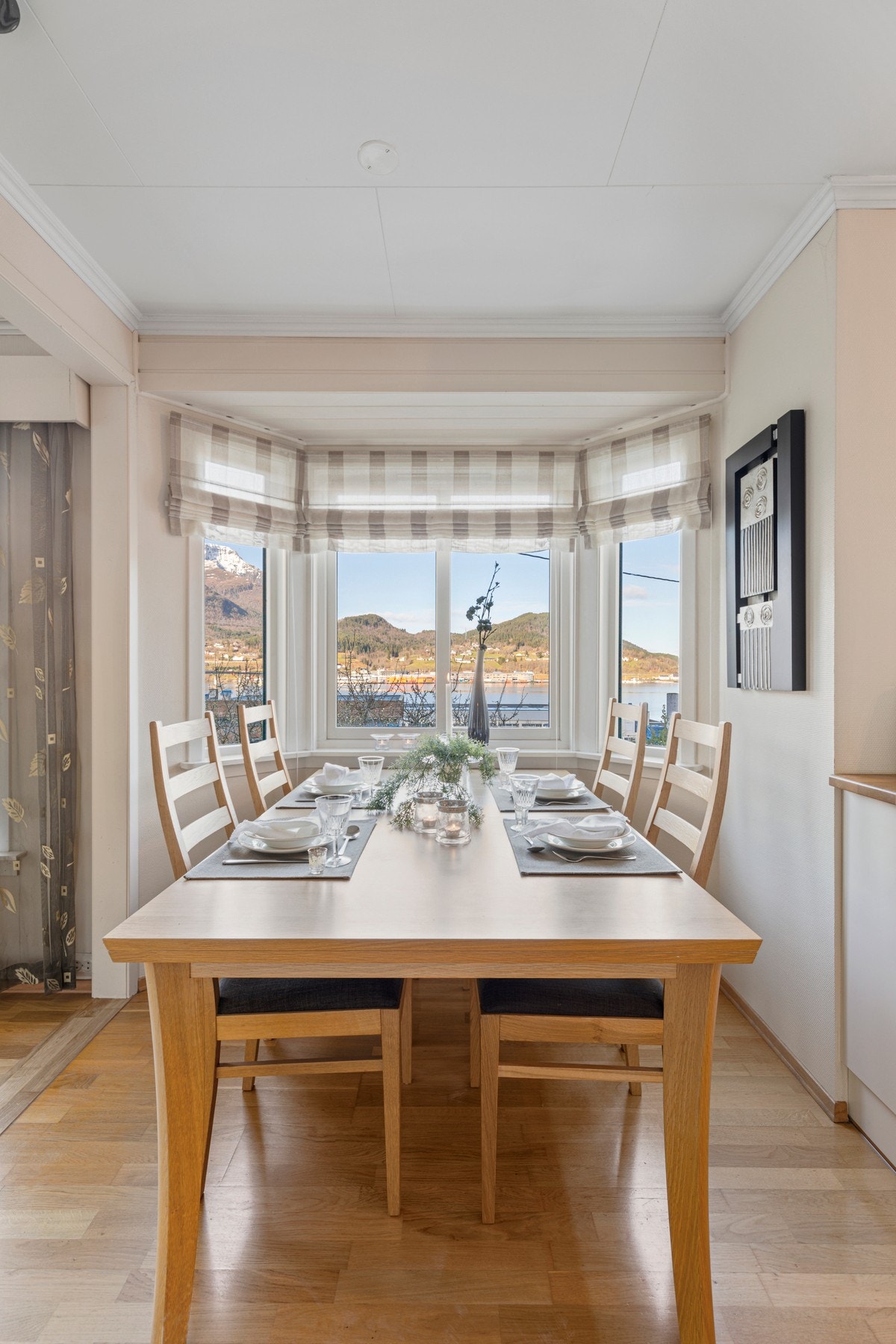 Mellom stue og kjøkken er det god plass til spisebord hvor utsikten kan nytes. Galleribilde