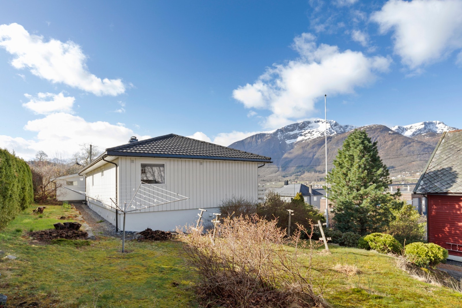 Store grøntarealer rundt boligen. Galleribilde