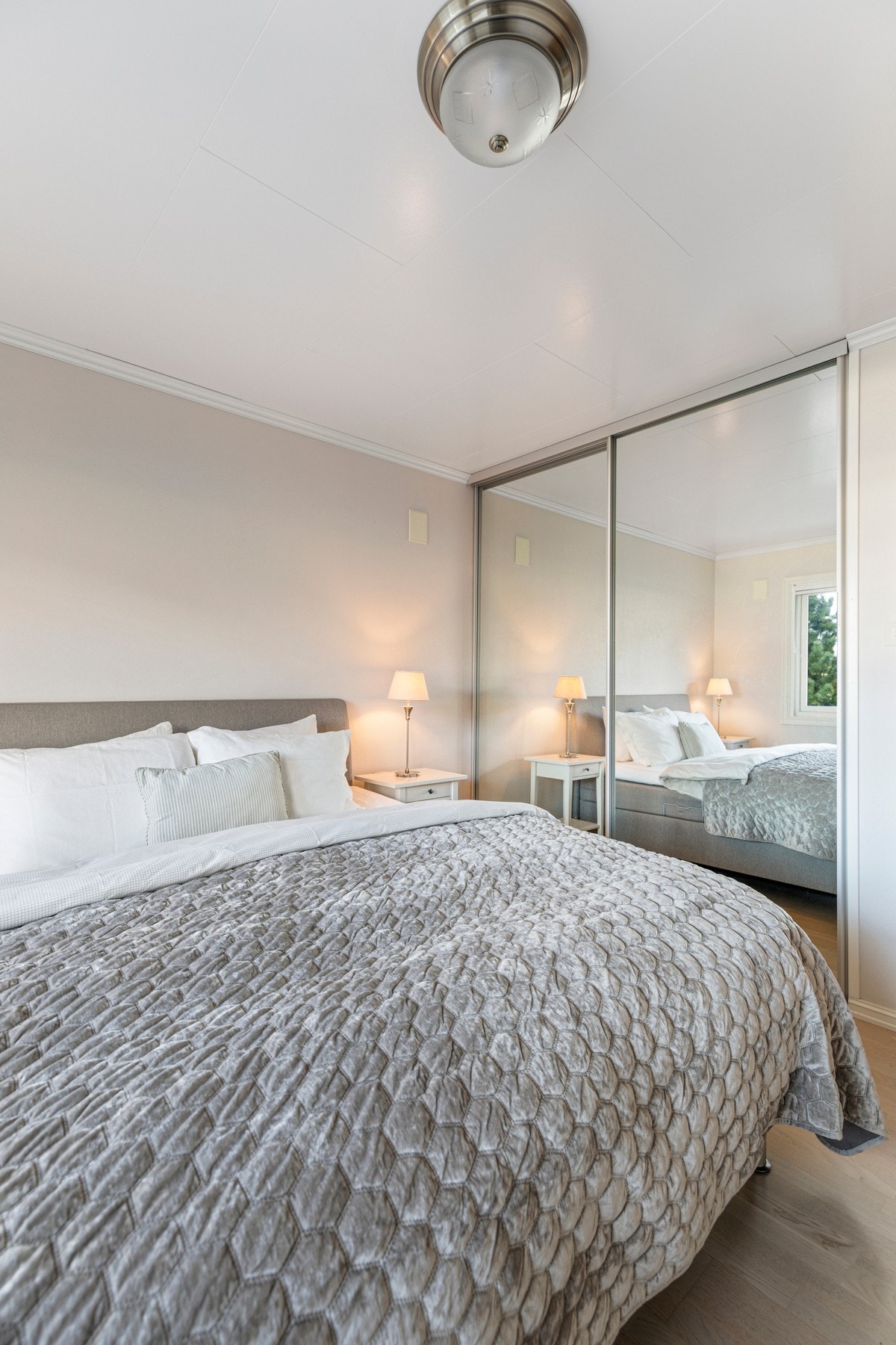 Hovedsoverommet har skyvedørsgarderobe og utgang til balkong. Galleribilde