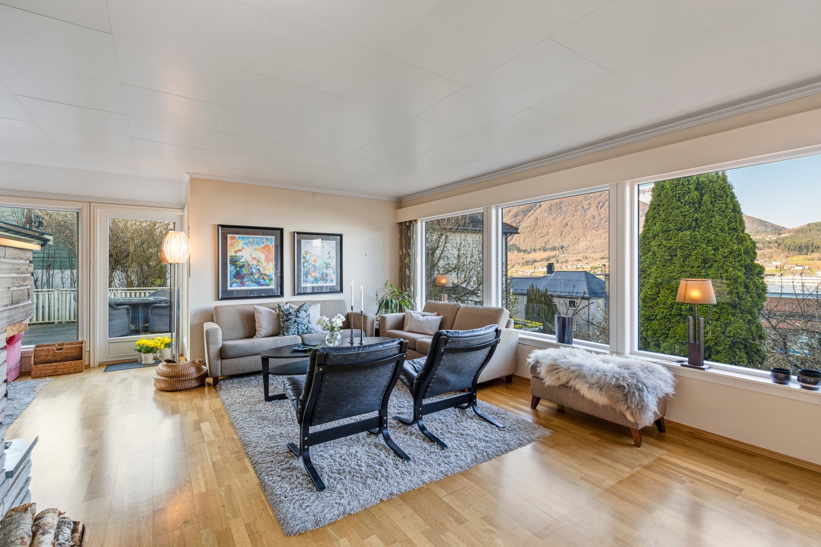 Hovedetasjens stue er romslig og har parkett på gulv og tapet på vegger. Galleribilde