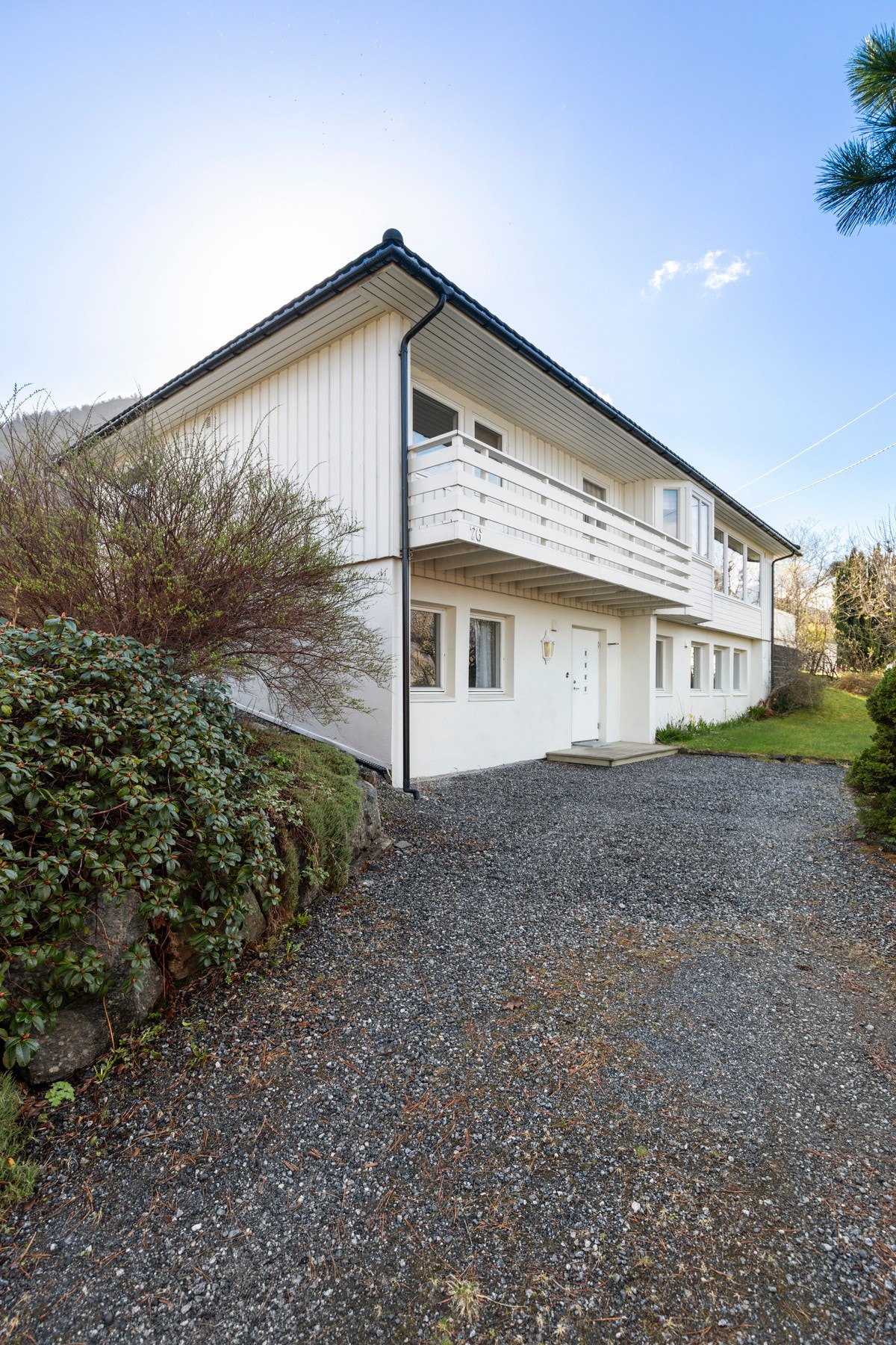 Gruset adkomst og biloppstillingsplass. Galleribilde