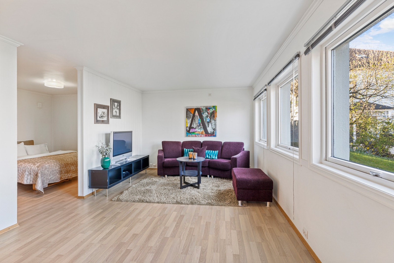 Leilighetens stue er lys og trivelig og har laminat på gulv med tilhørende varmekabler. Galleribilde