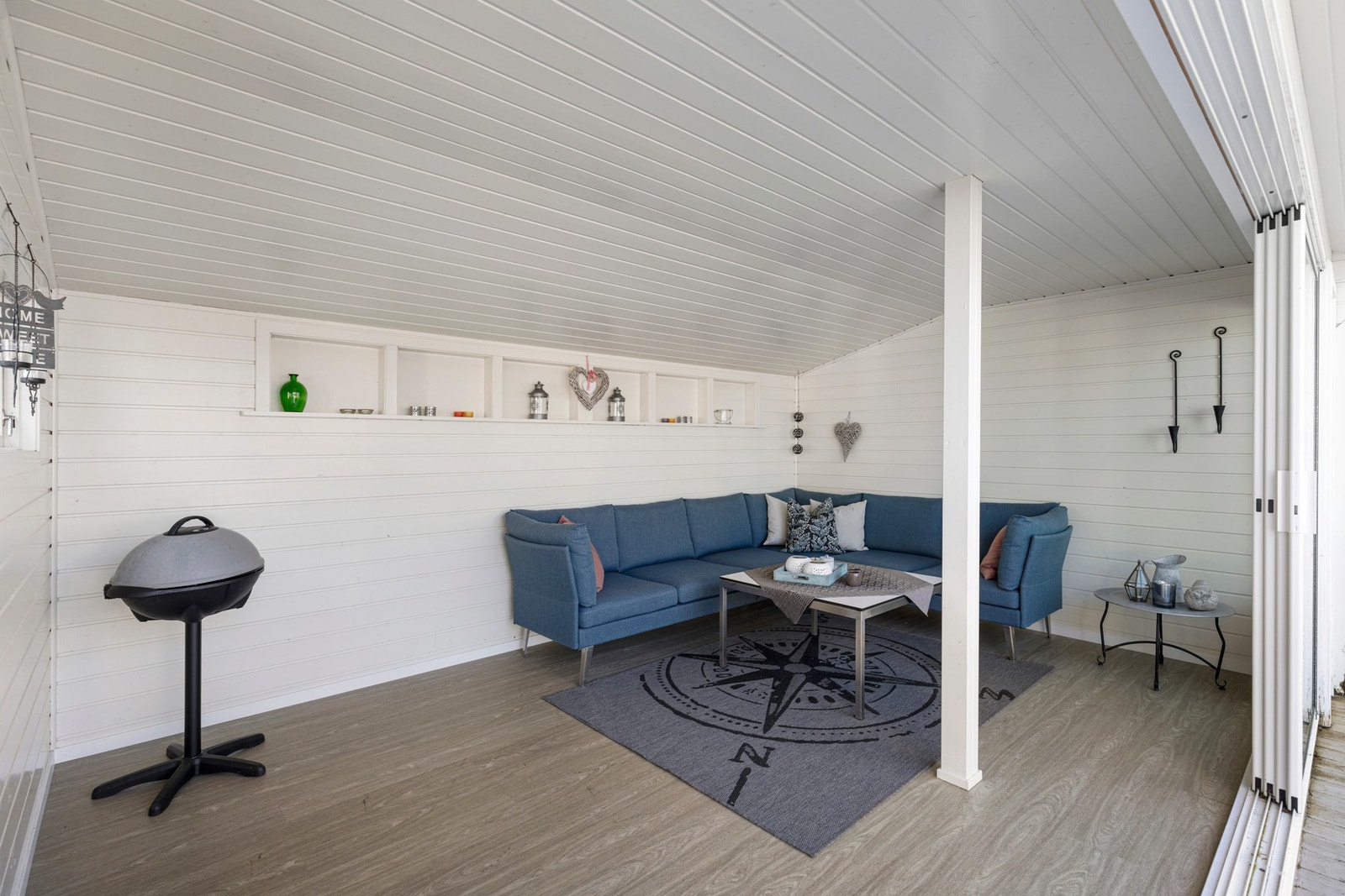 På terrassen ble det oppført hagestue i 2008. Denne har laminat på gulv, innlagt strøm og skyvedører i front. Galleribilde