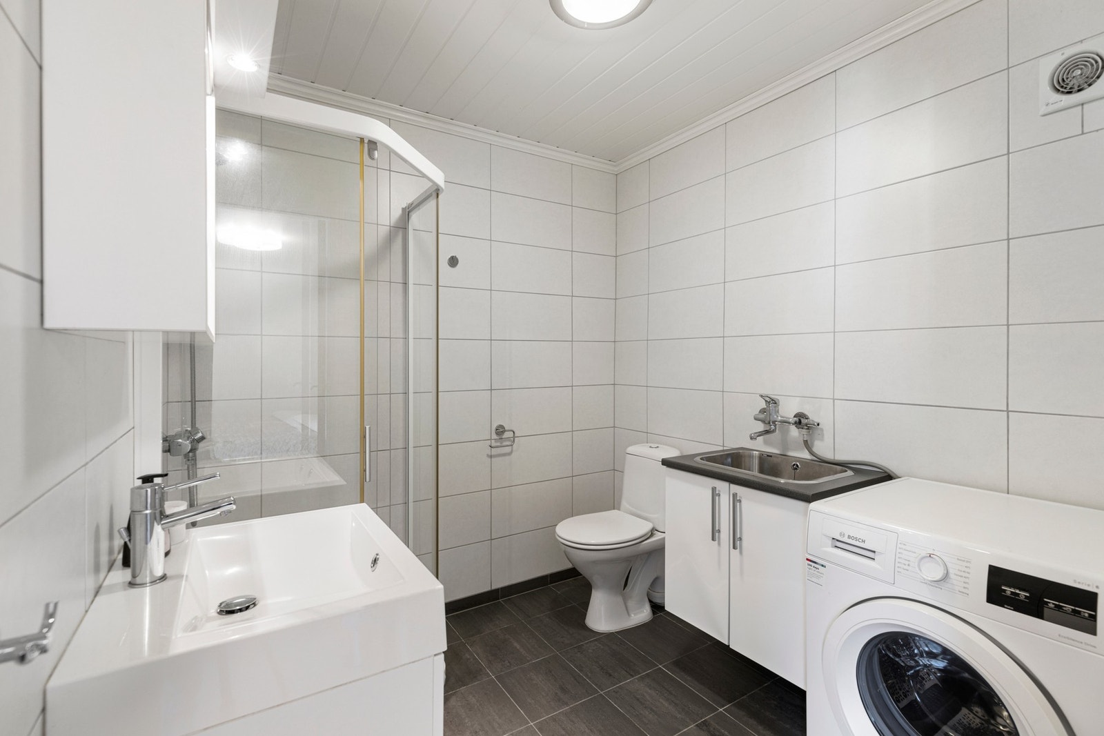 Badet i leiligheten er helfliset med varmekabler i gulv. Rommet ble oppusset i 2008 og er videre utstyrt med dusj med dusjvegger, toalett, baderomsinnredning og opplegg for vaskemaskin. Galleribilde