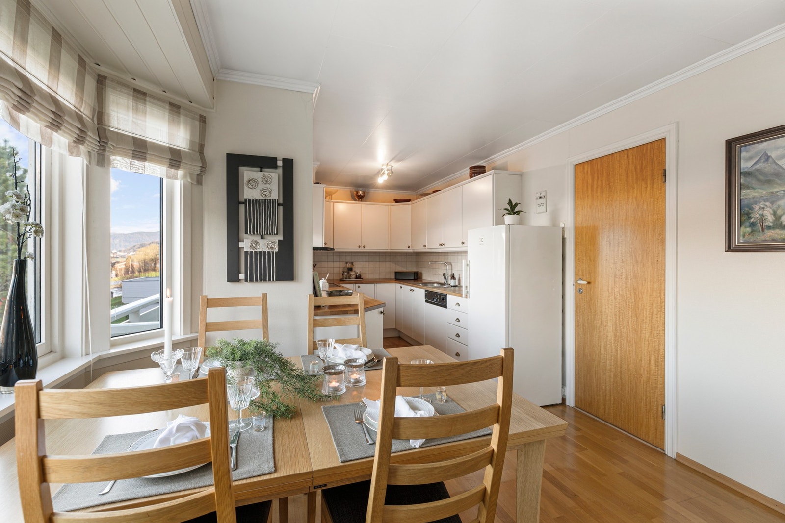 Fra stue er det åpen løsning mot kjøkken. Galleribilde