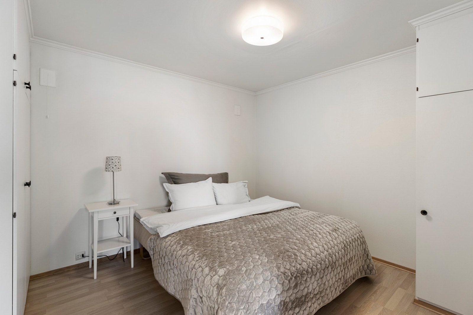 Sovealkove i bakkant av stue. Galleribilde