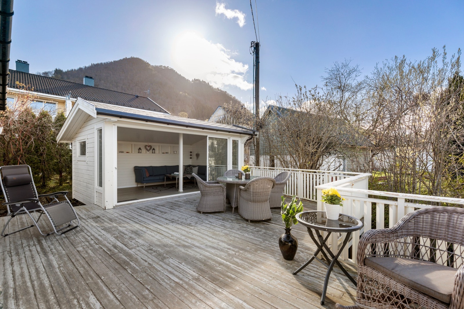 Fra stue er det utgang til stor terrasse. Galleribilde