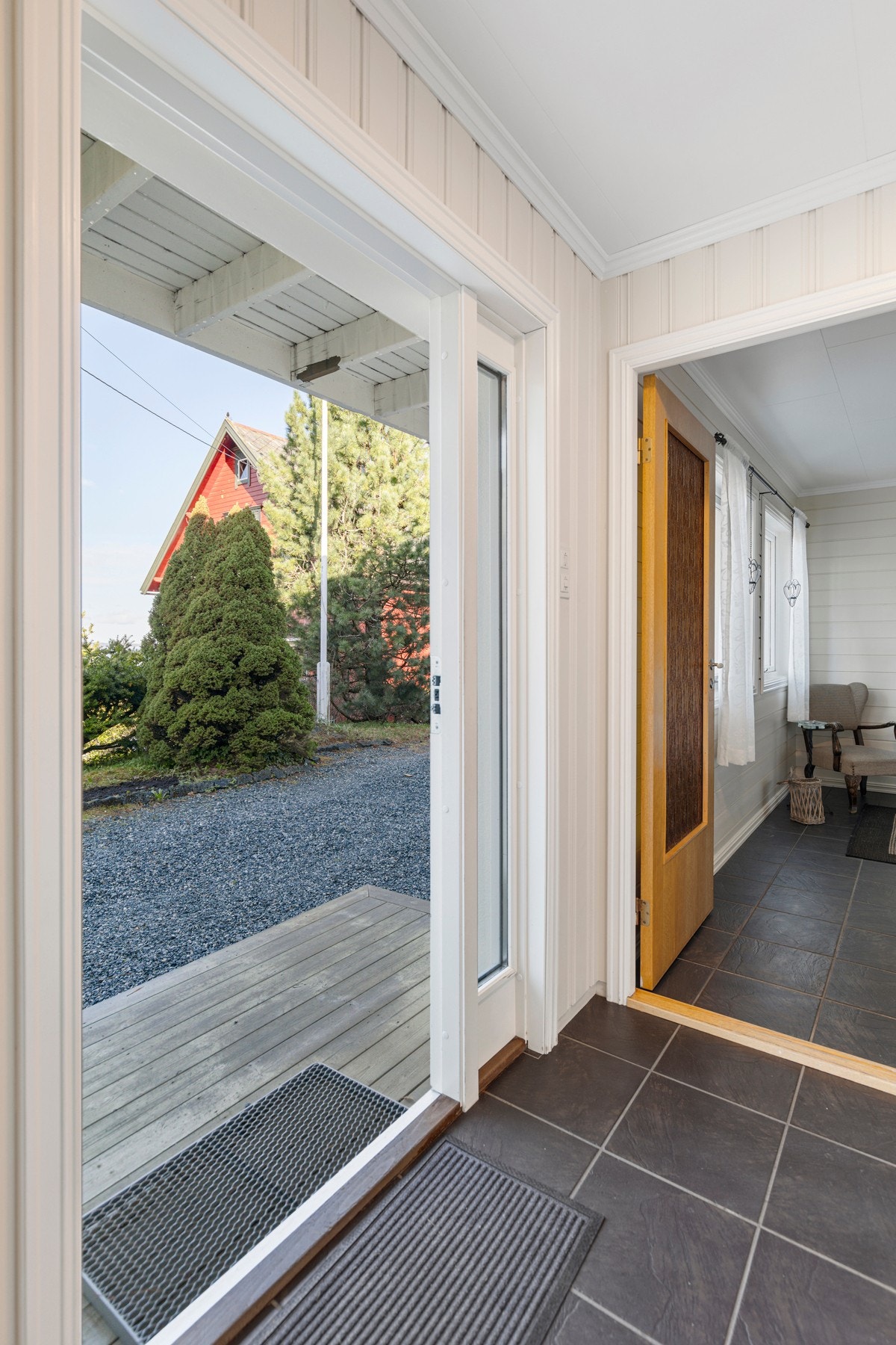 Flislagt vindfang med varmekabler i gulv. Galleribilde