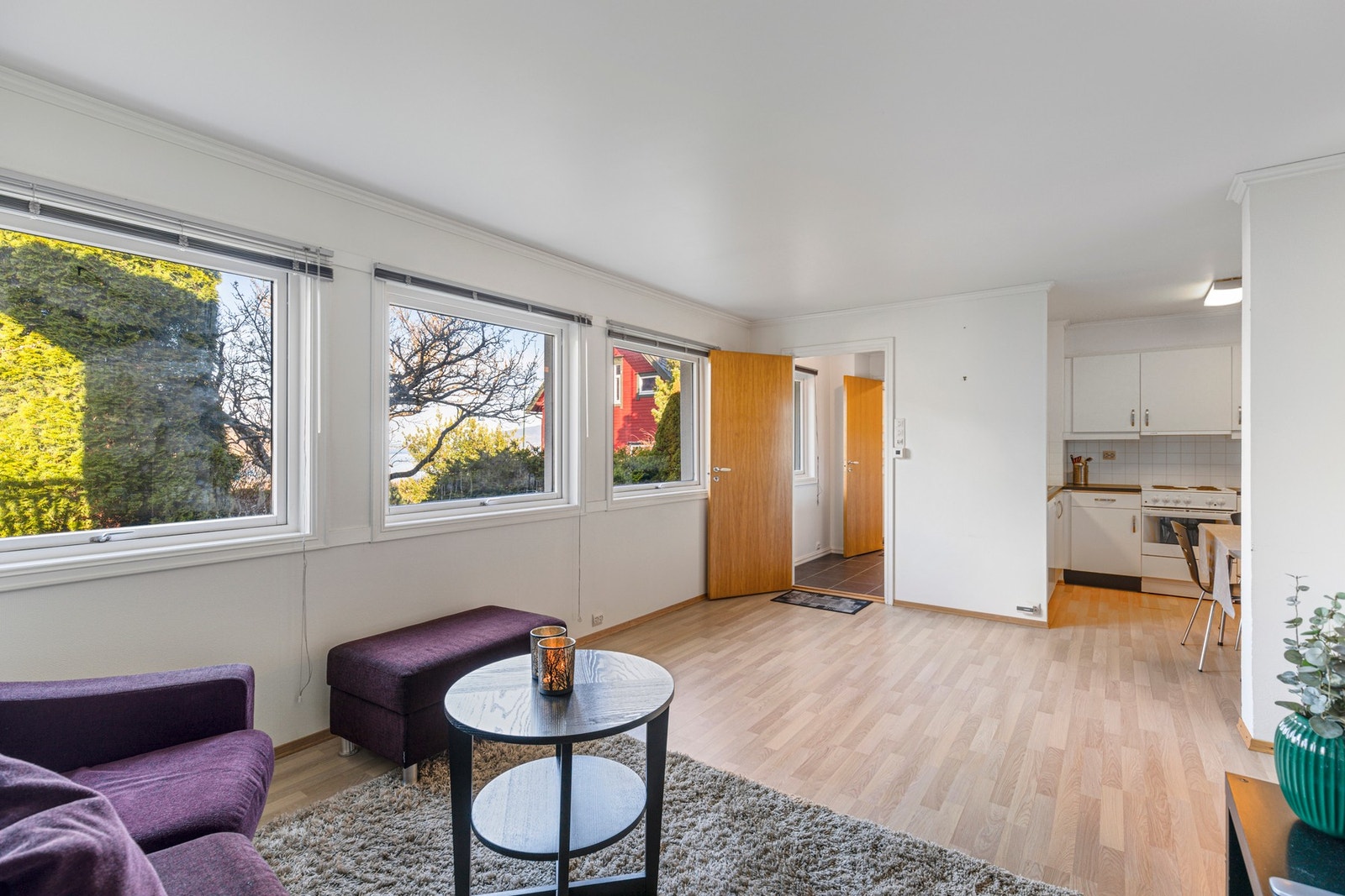 Fra stue er det delvis åpen løsning mot kjøkken. Galleribilde