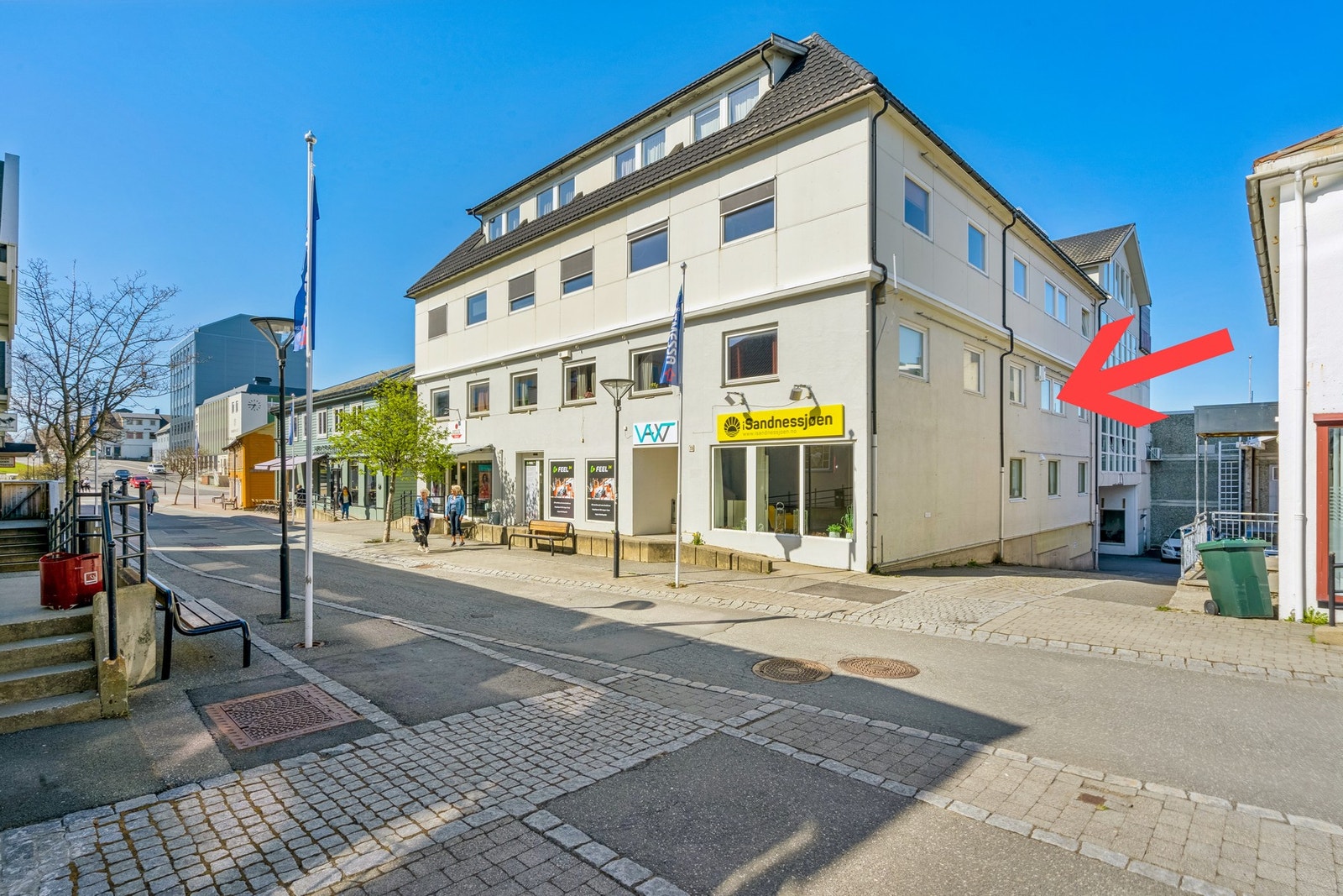 Lys og lekker andelsleilighet i Fjord Brygge - med inngang fra gågata og utsyn fra stuen mot Tårekanalen og sjøen Galleribilde