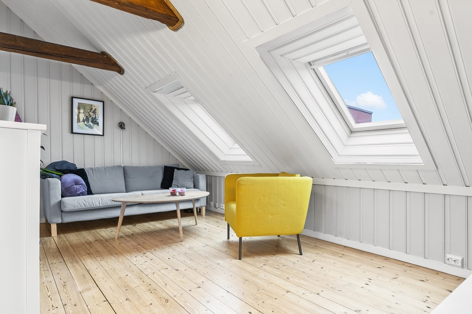 Lys stue med takvinduer, takbjelker og tregulv Galleribilde