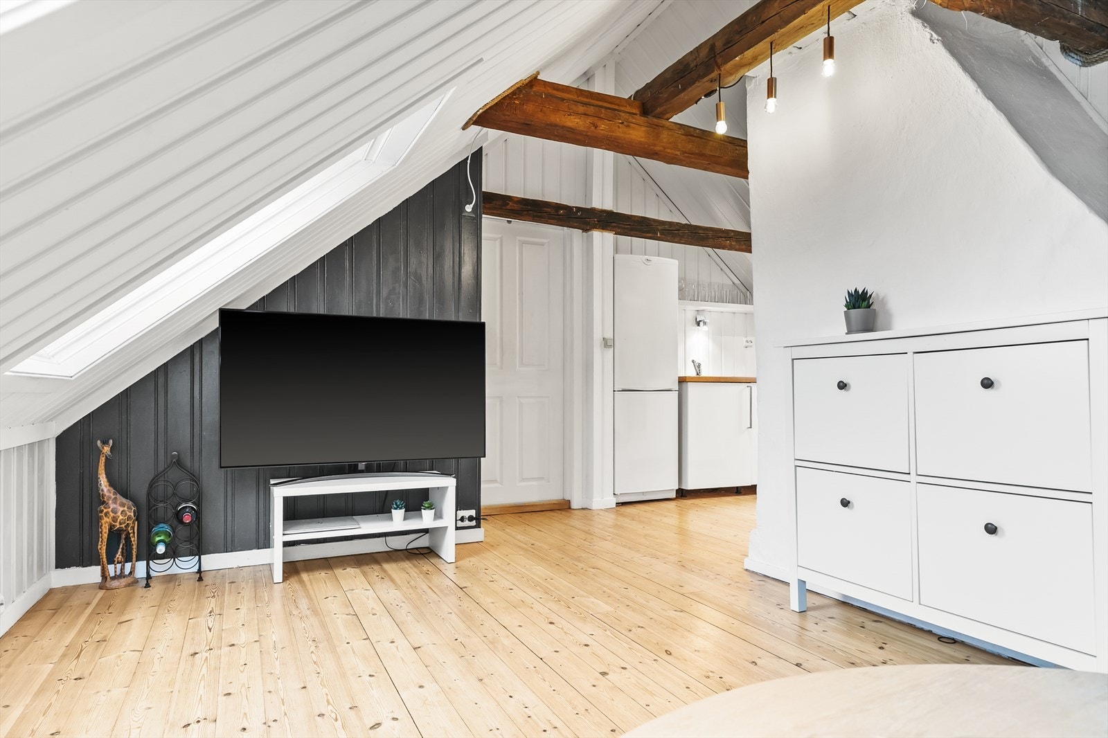 Åpen stue- og kjøkkenløsning med særpreg Galleribilde