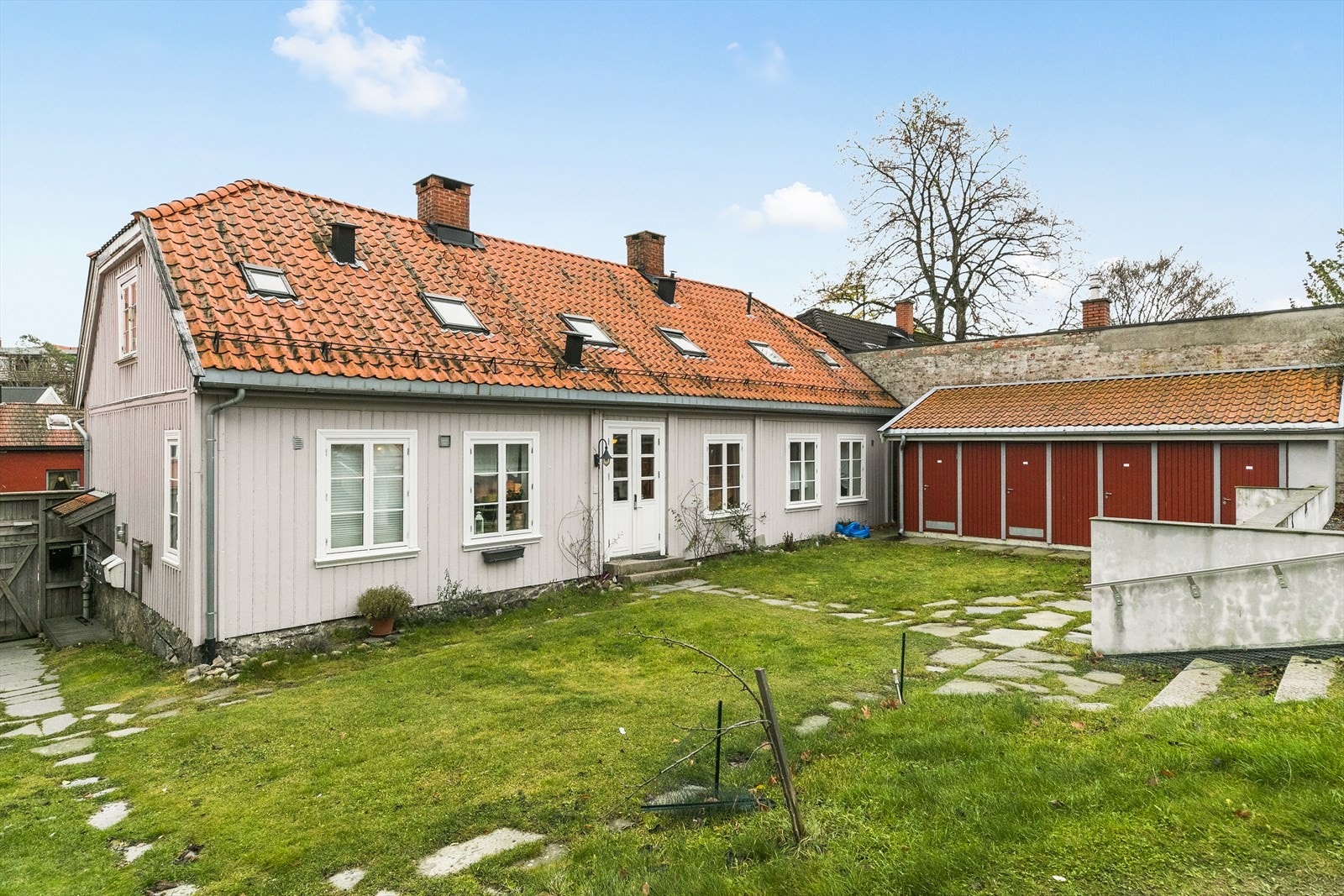 Avskjermet bakgård med felles hage og egen utvendig bod Galleribilde