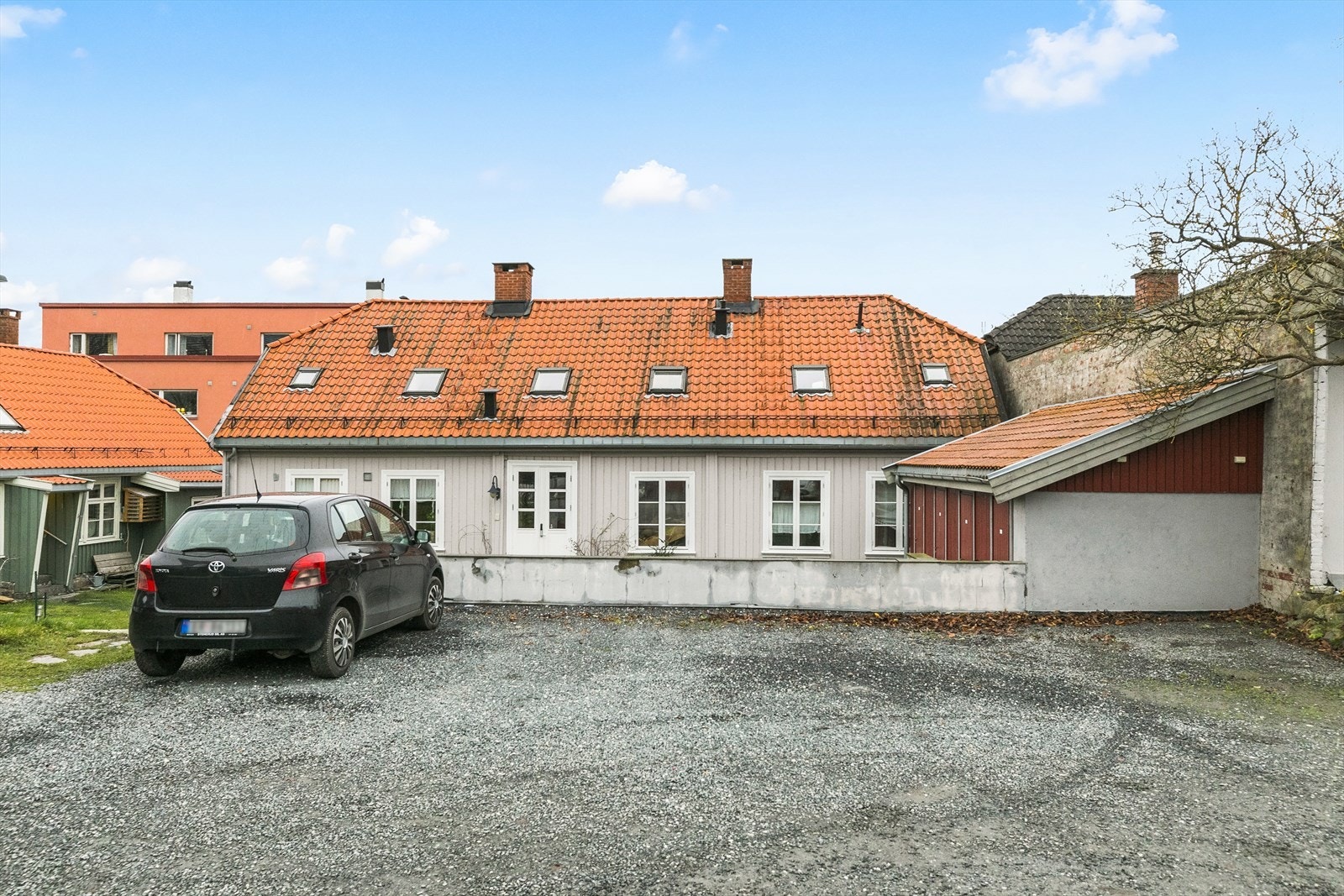 Parkeringsplass i gårdsrom Galleribilde