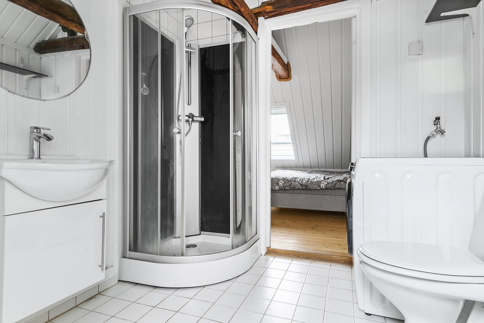 Romslig bad/vaskerom som består av servant med innredning, dusjkabinett, opplegg for vaskemaskin/tørketrommel og gulvklosett. Galleribilde