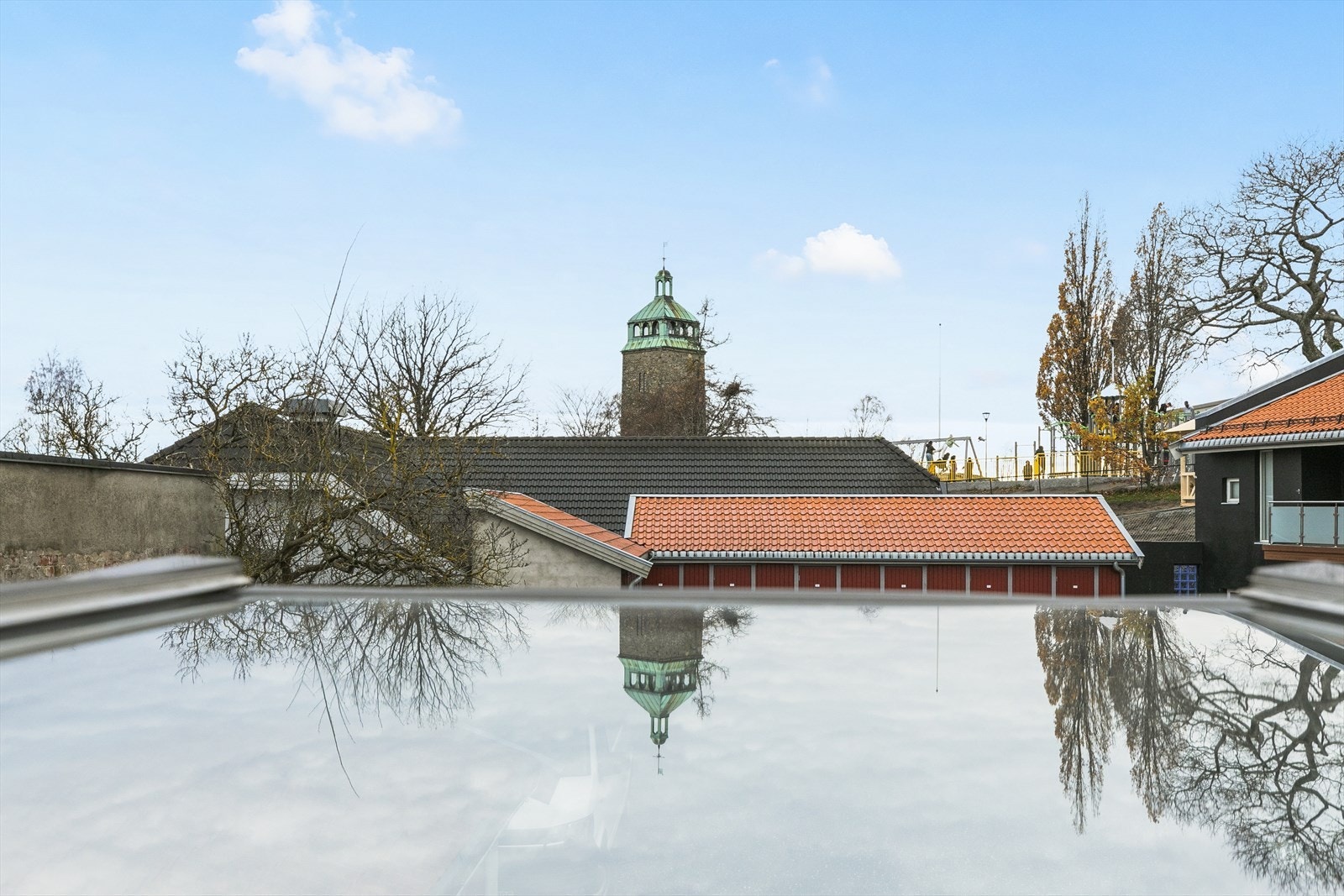 Utsikt fra kjøkkenvindu mot bakgård og Bytårnet Galleribilde