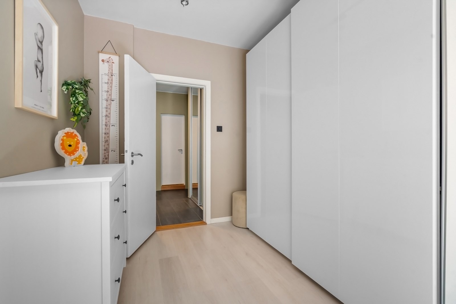 Godt med oppbevaring i stor skyvedørsgarderobe Galleribilde