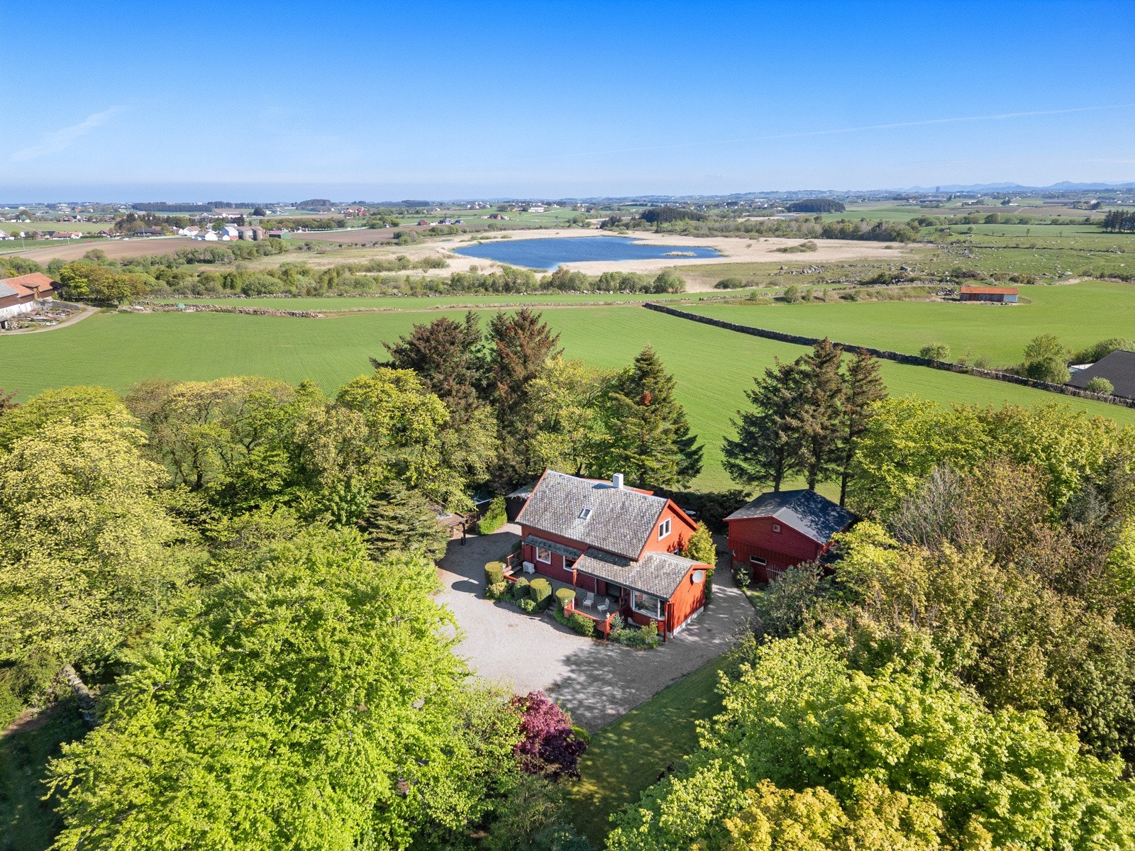 Man har også en romslig garasje med god takhøyde. Galleribilde