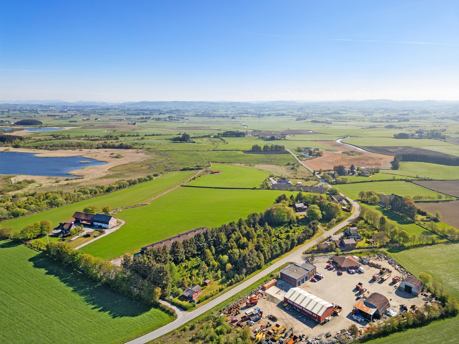 Eiendommen ligger sentralt til med nærhet til Nærbø og Bryne. Galleribilde