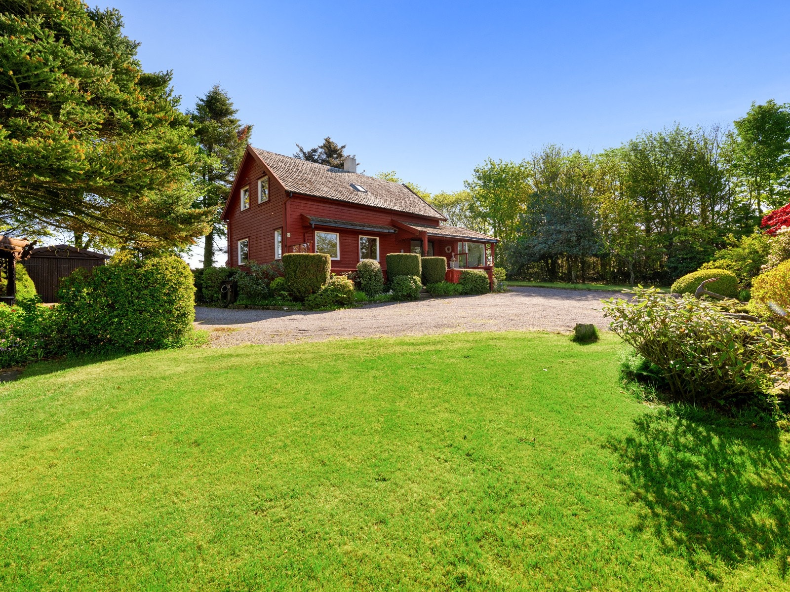 Store flater med plen, og boltreplass for store og små. Galleribilde