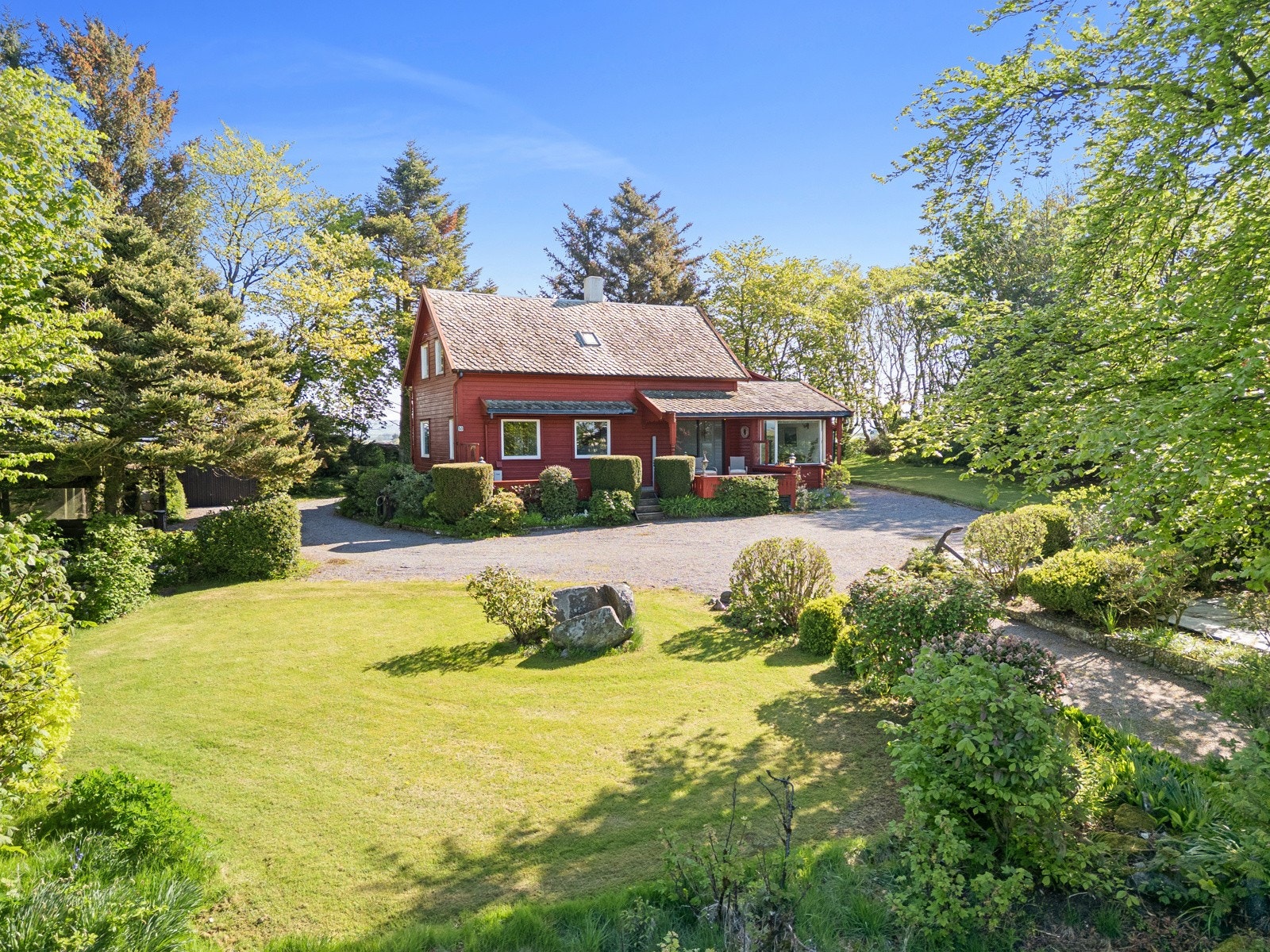 Huset ligger flott til på et tun, med landlig og rolig beliggenhet. Galleribilde