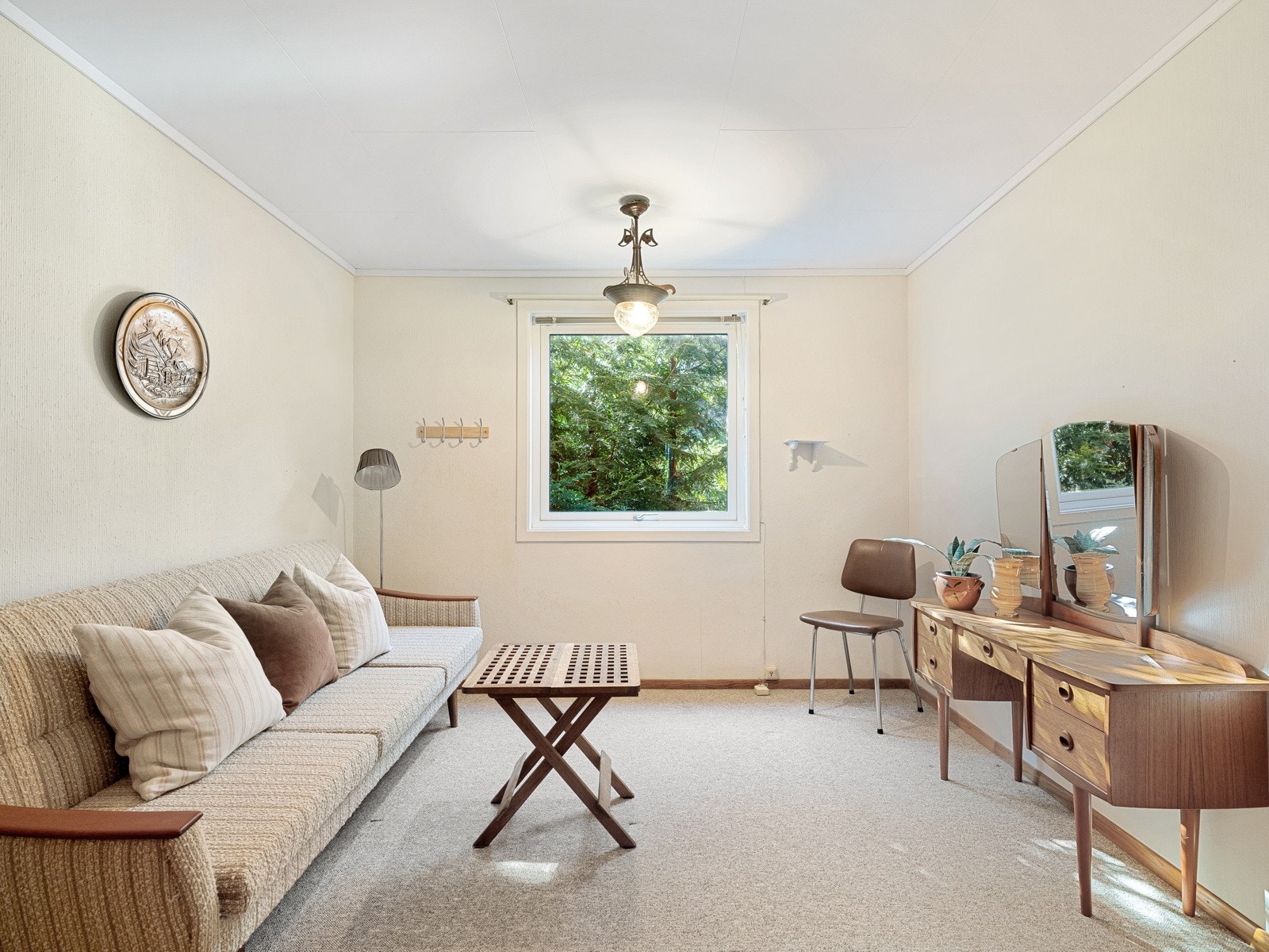 Soverom i hovedetasje, evt stue. Man kan fjerne lettveggen som går ut mot stuen for å gjøre stuen større. Dette var opprinnelig fra byggeår. Galleribilde