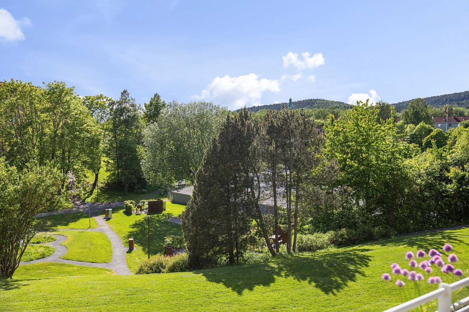 Balkongen vender ut mot stille og grønne omgivelser. Galleribilde