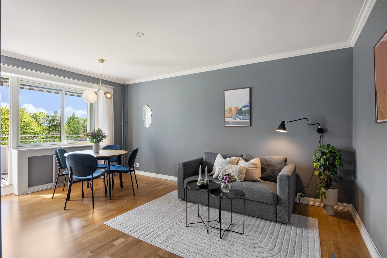 Stuen er lys og luftig med store vindusflater som sørger for rikelig med innslipp av naturlig lys. Galleribilde