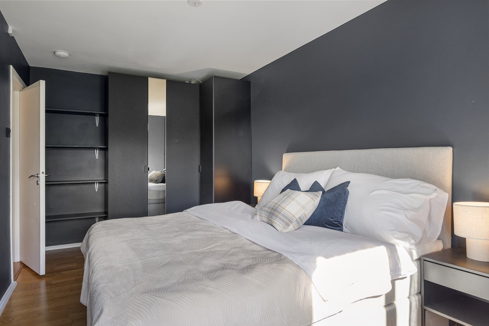 Rommet har også god oppbevaringsplass med et romslig garderobeskap. Galleribilde