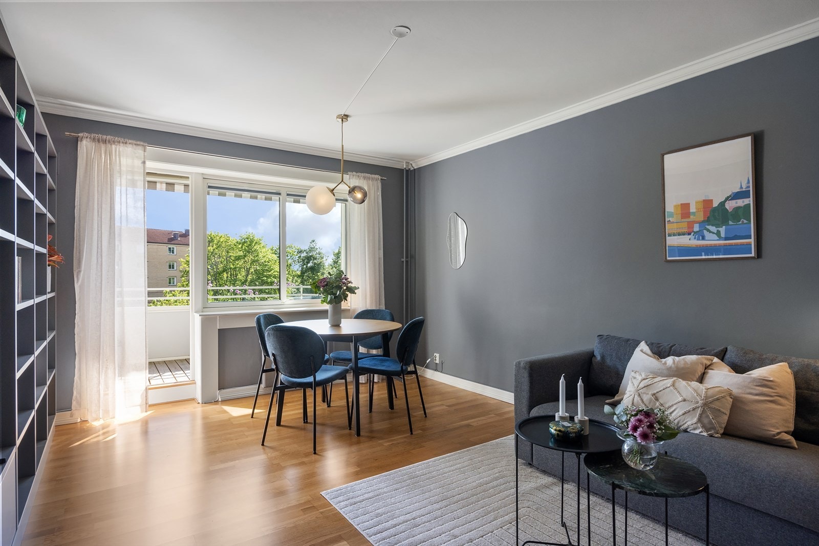 Gulvet er belagt med 3-stavs parkett, og overflatene er malt moderne fargetoner. Galleribilde