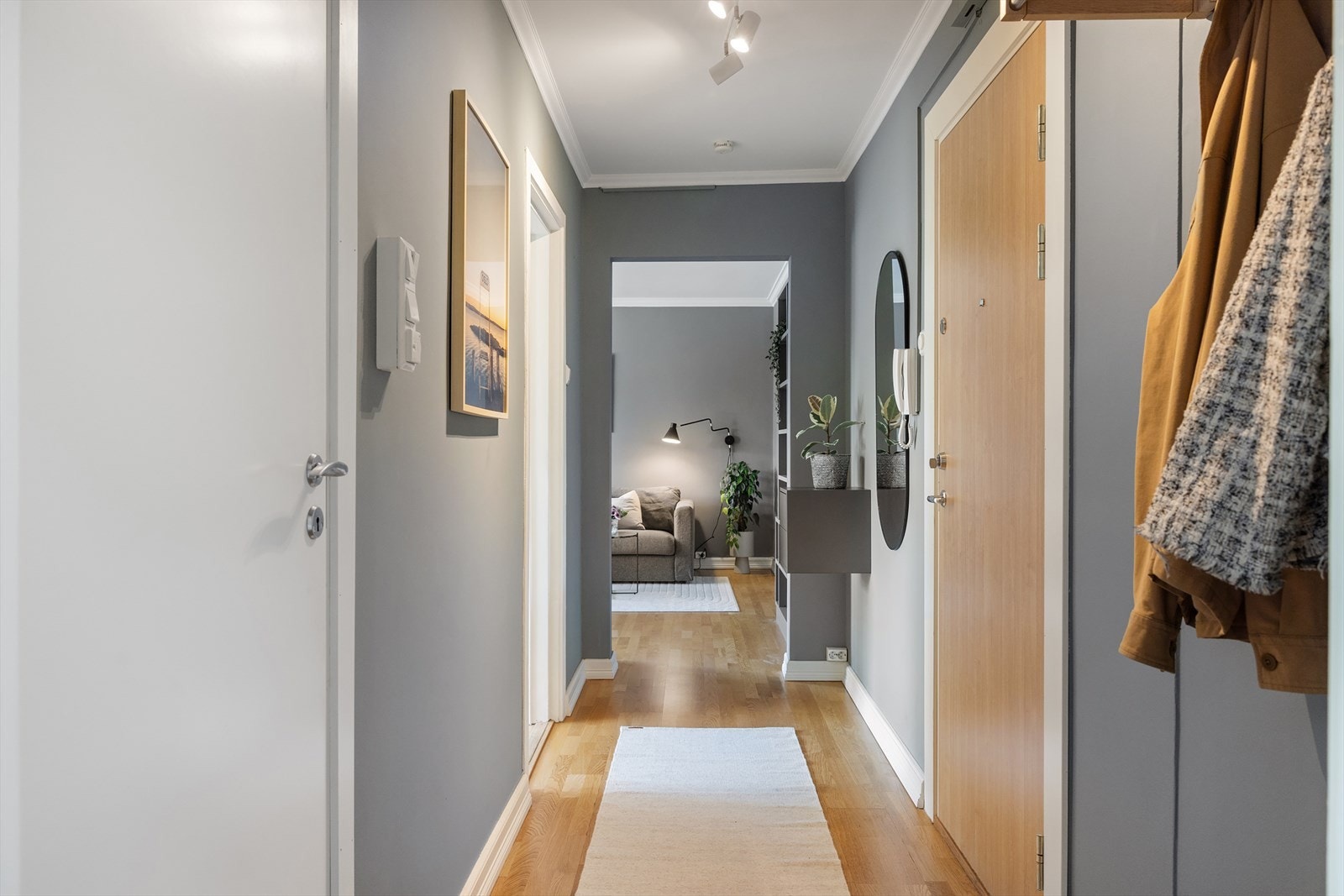 Leiligheten har en innbydende entré som skaper et umiddelbart godt førsteinntrykk. Her er det praktisk plass til å henge fra seg yttertøy og sette fra seg sko. Galleribilde