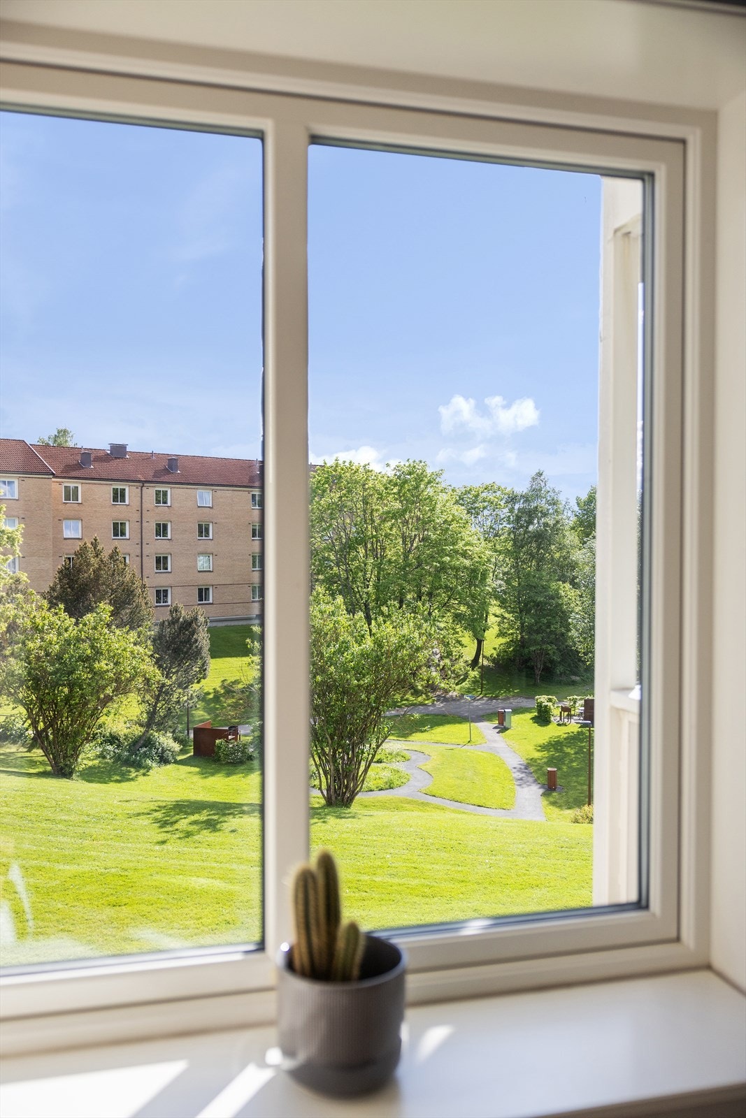 Kjøkkenet har vindu som slipper inn rikelig med naturlig lys og bidrar til en lys og trivelig atmosfære. Galleribilde