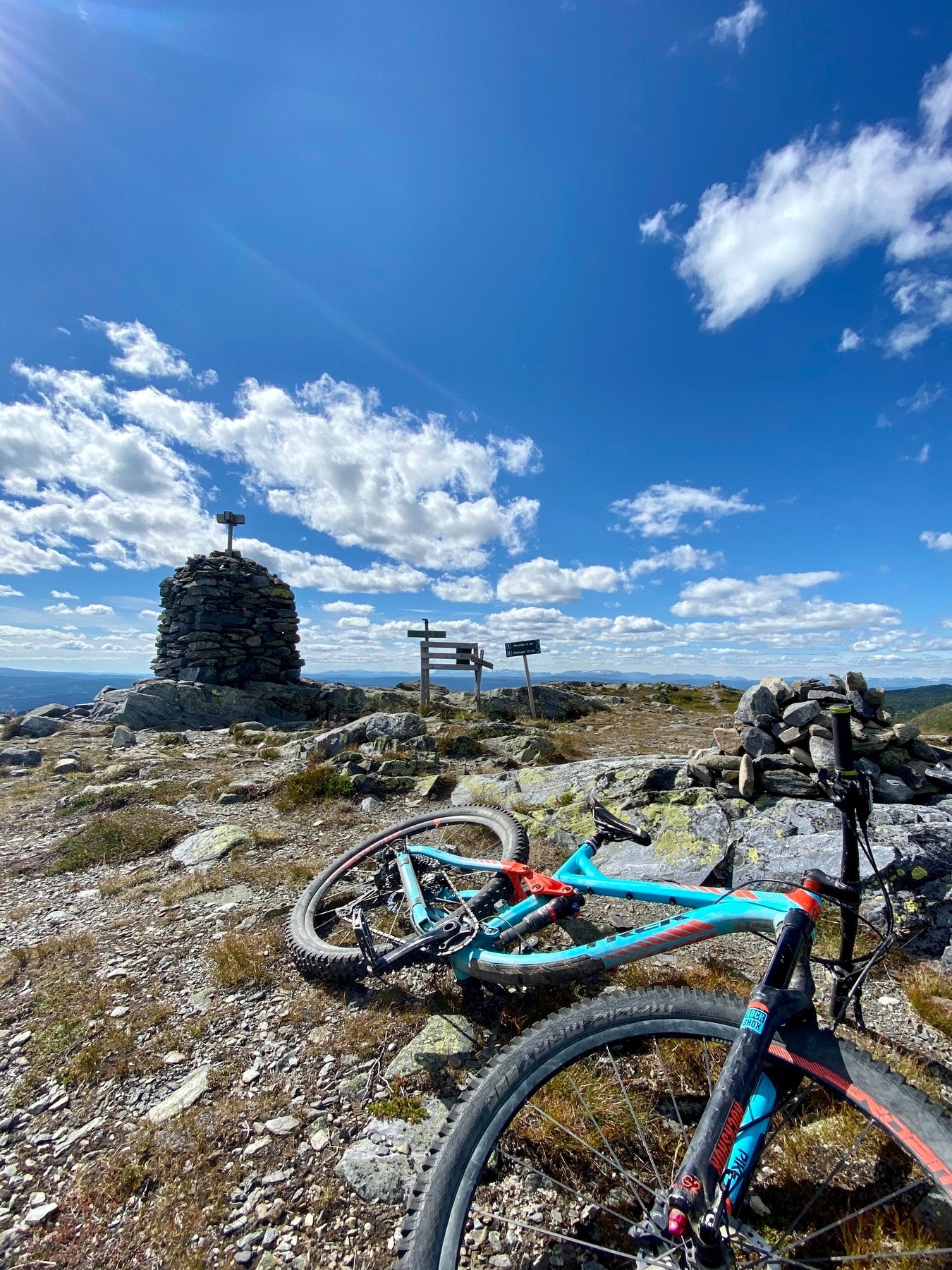 Sykkeltur til Bjørgovarden (1138 moh), en fin tur for alle aldre. Området byr på flott turterreng hele året. Galleribilde