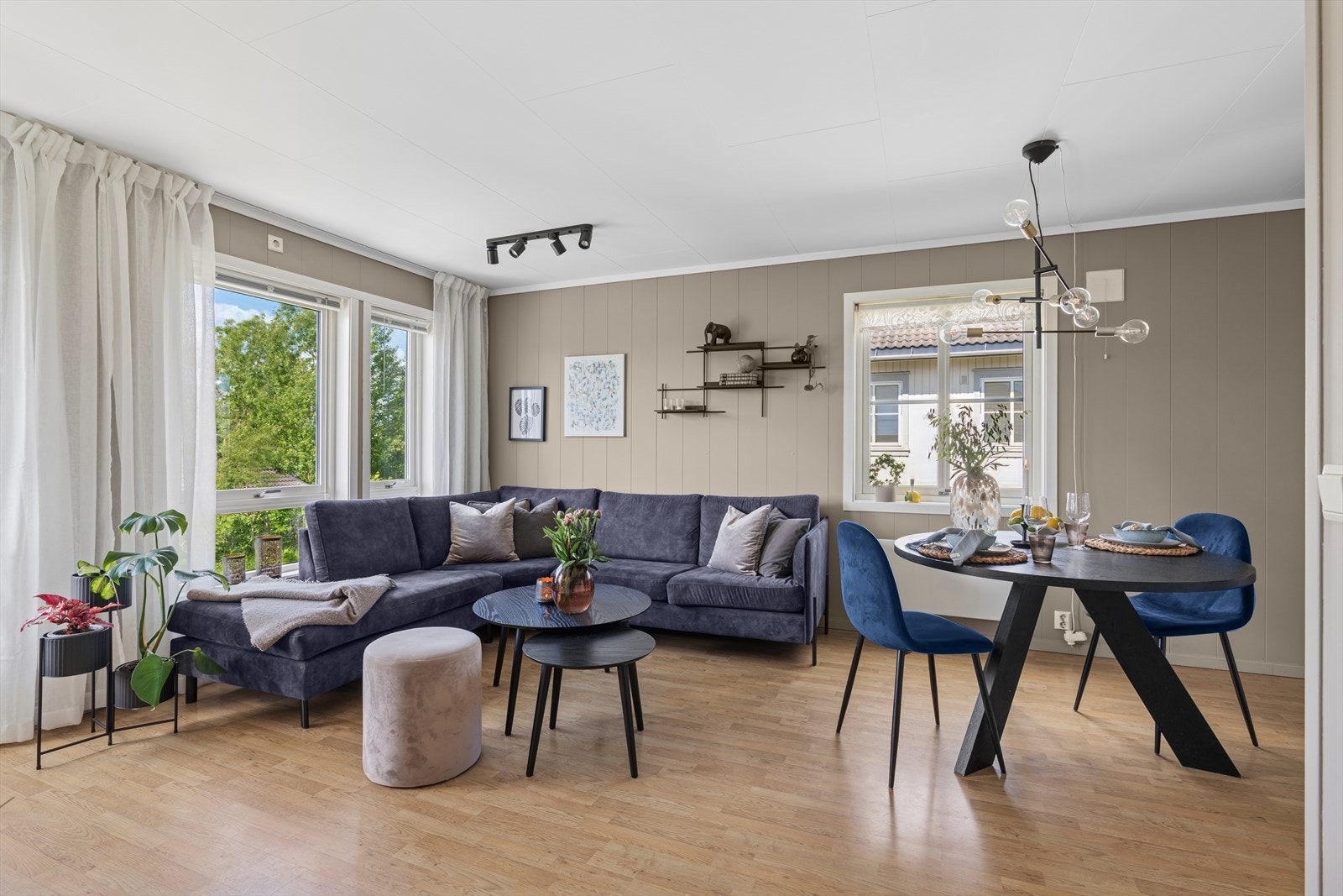 Romslig og åpen stue med plass til både sofagruppe og spisebord. Galleribilde