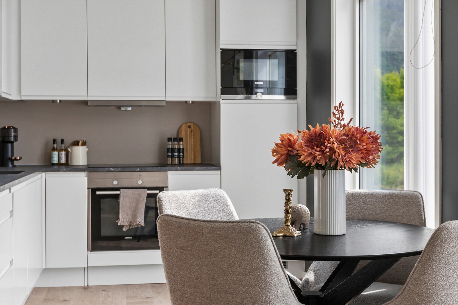 Spiseavdelingen er strategisk plassert mellom stue og kjøkken. Galleribilde