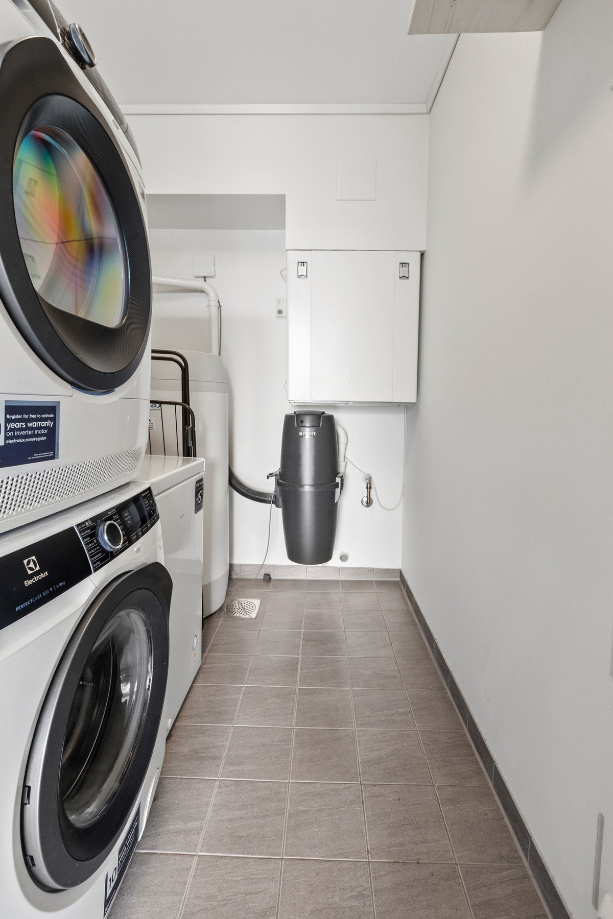 Eget vaskerom. Her finner du det meste av tekniske installasjoner, som aggregat for balansert ventilasjon og sentralstøvsuger. Galleribilde