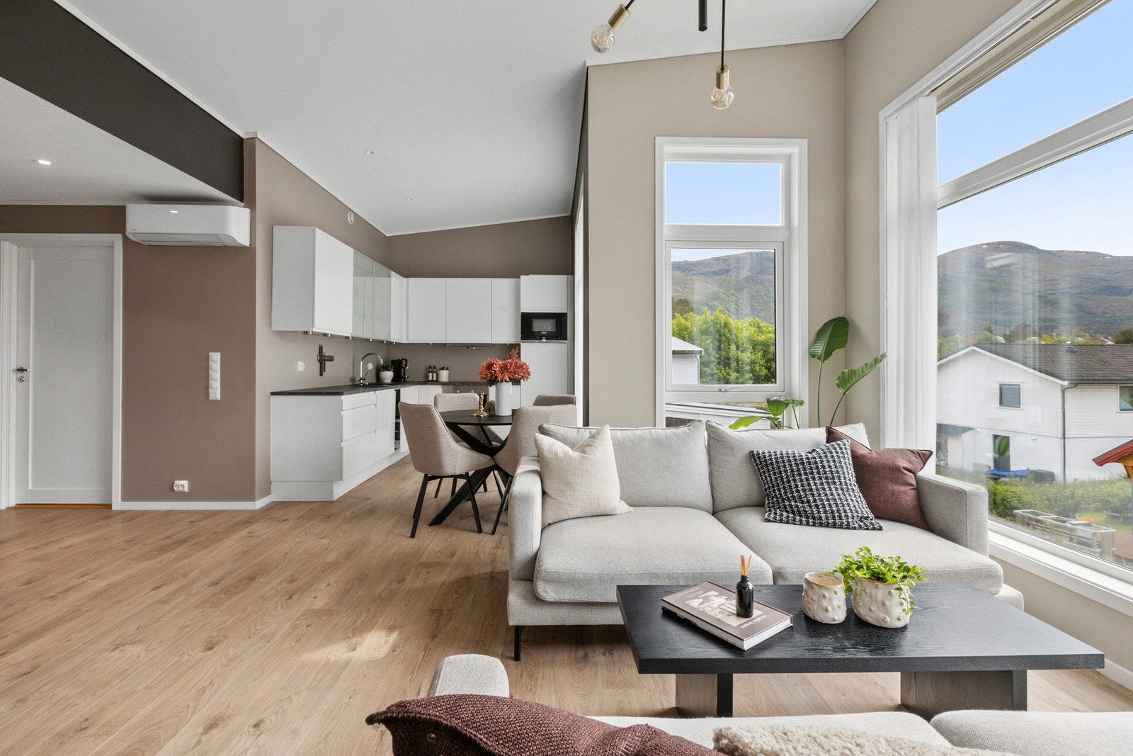 Varmepumpen er strategisk plassert og sikrer et komfortabelt inneklima året rundt. Galleribilde