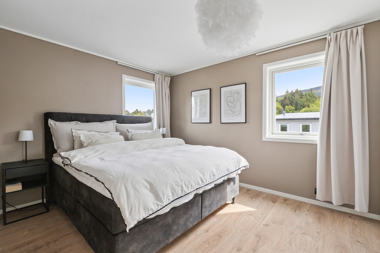 Soverom 1 er romslig med plass til seng av ønsket størrelse og tilhørende nattbord. Galleribilde