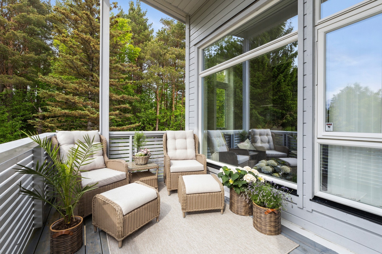 Overbygd veranda som inviterer til avslapning og sosialt samvær ute. Galleribilde