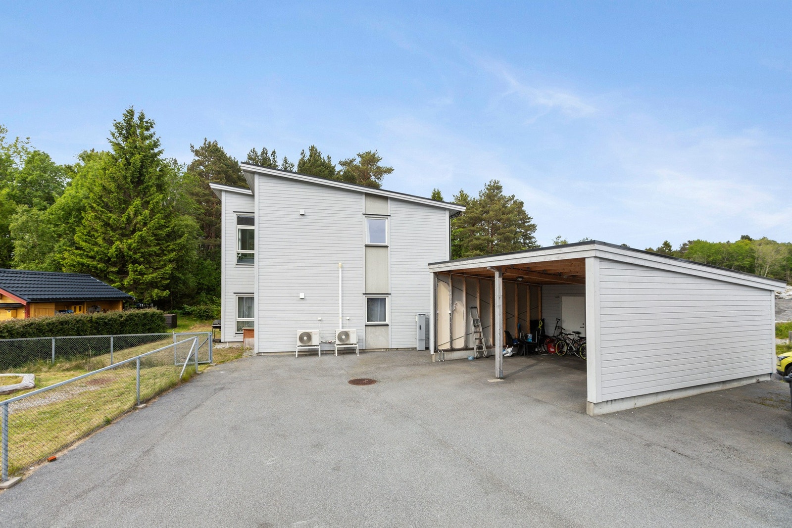 Bilen kan enkelt parkeres i carport eller på oppstillingsplass ved siden av. Galleribilde