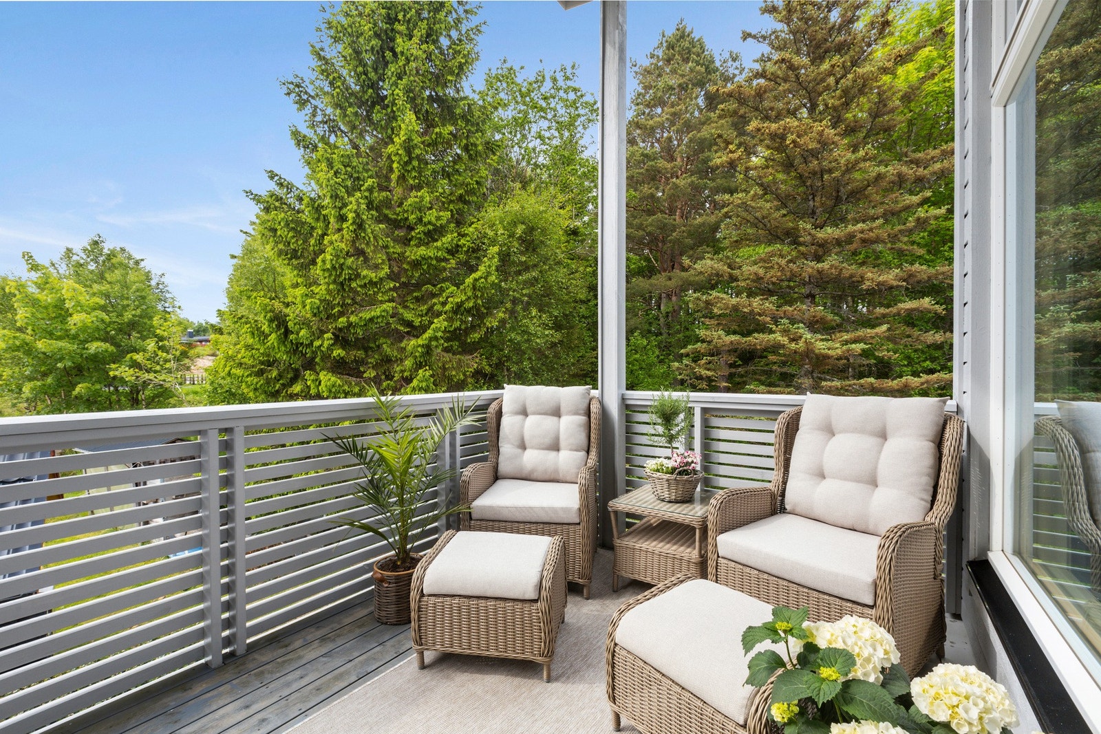 Det er godt med plass til ønsket utemøblement. Galleribilde