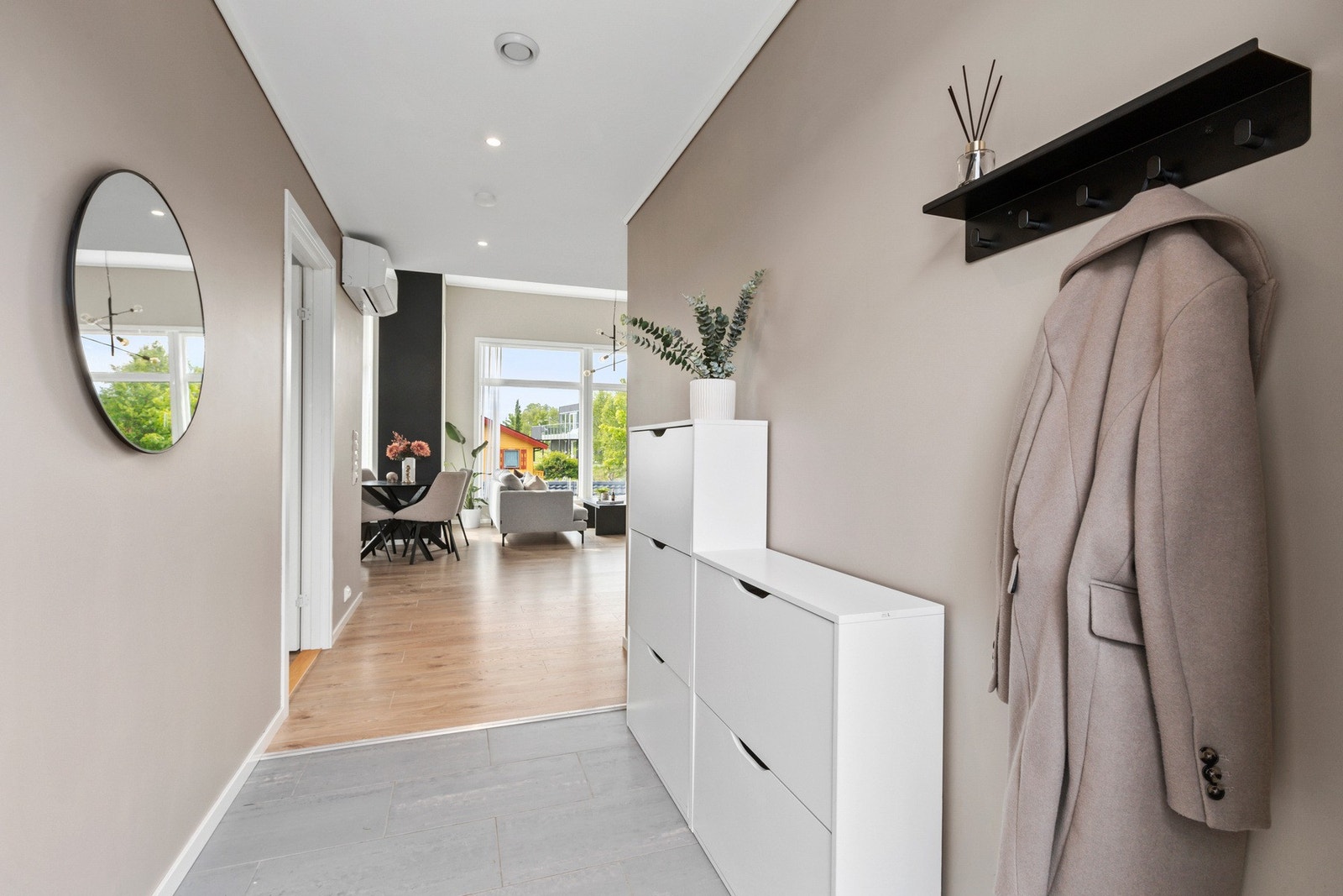 Entré med rom for smarte oppbevarings- og garderobeløsninger. Galleribilde